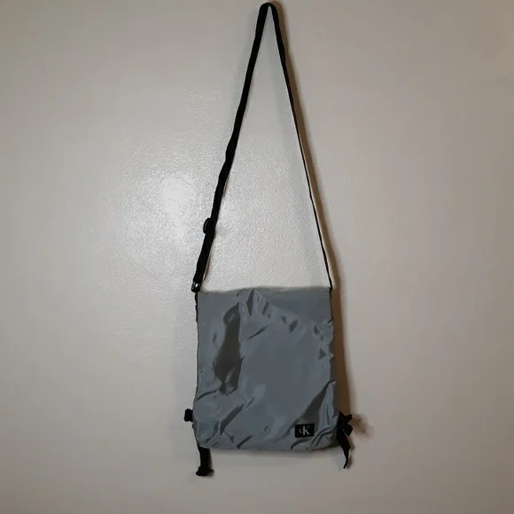 Calvin Klein Crossover Bag - Picture 3 of 9